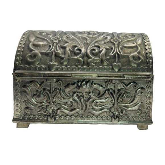 Vintage Jewelry Box with Silver Metal Cladding Tulips and soft Red Felt Lining - Picture 4 of 9